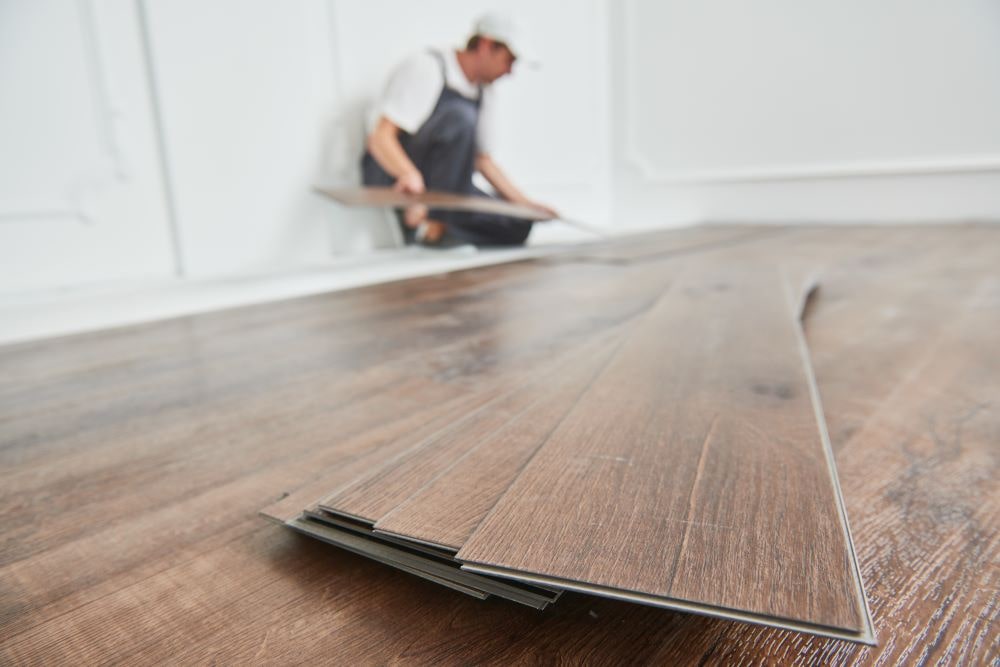Les feuilles de vinyle sont très pratiques à installer