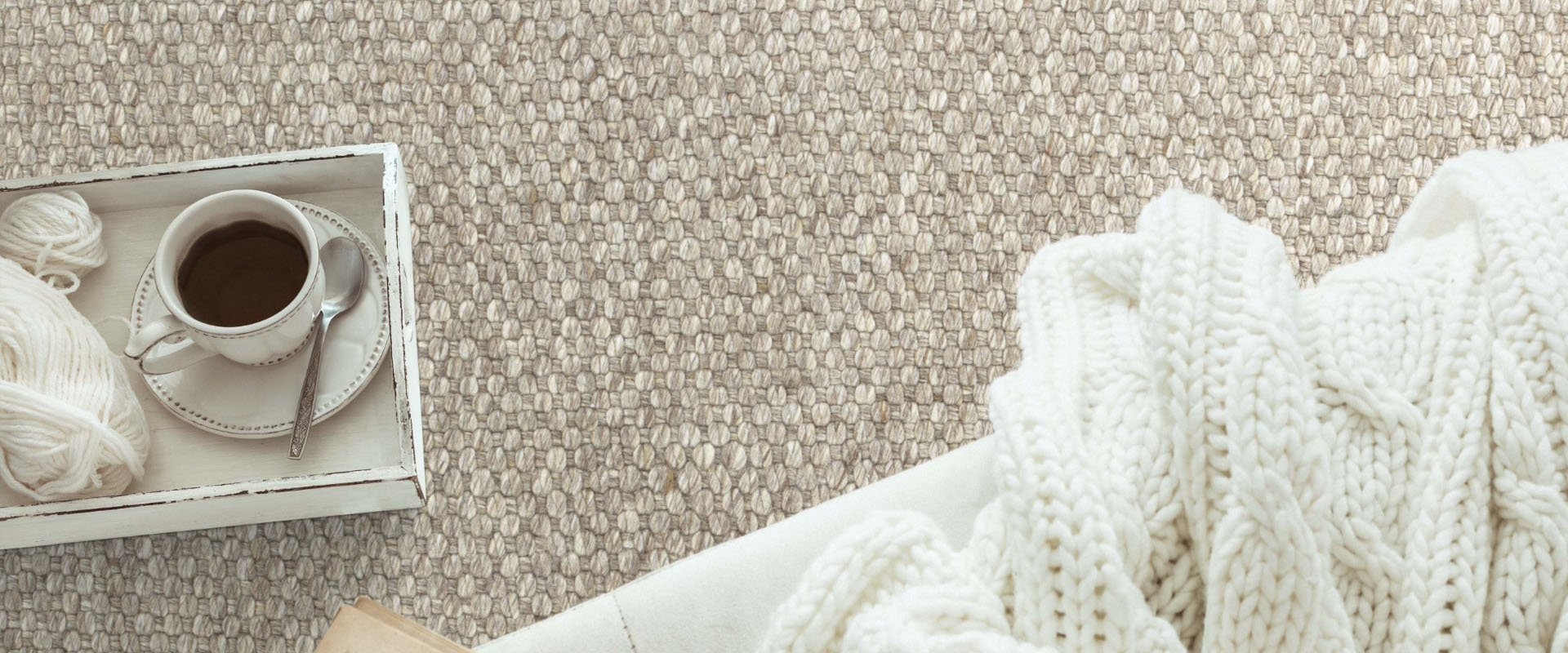 Nous fournissons et posons une moquette sur mesure.