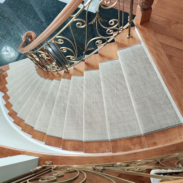 Le tapis pour escalier en 52 photos inspirantes!