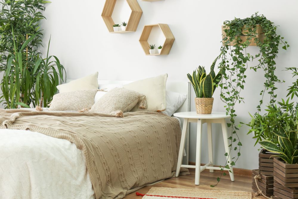 La décoration de cette chambre à coucher est majoritairement constituée de plantes vertes.