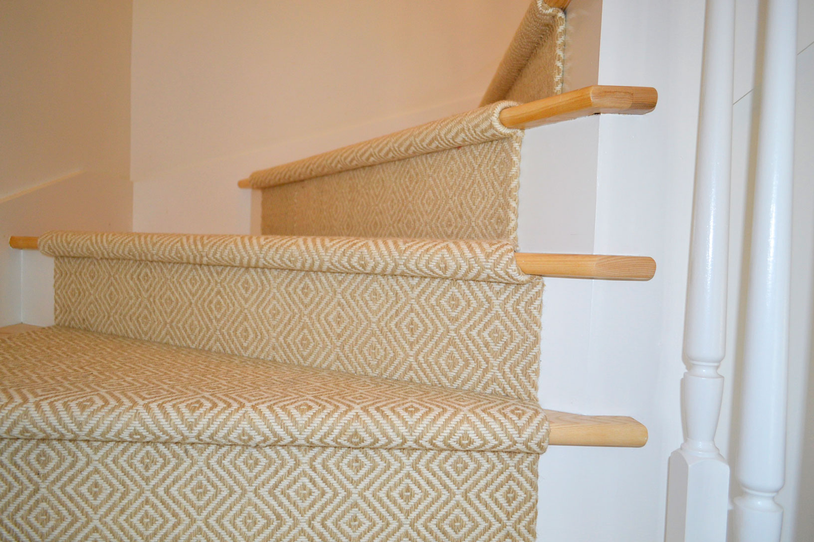 tapis d’escalier sur mesure installé dans une résidence à Montréal