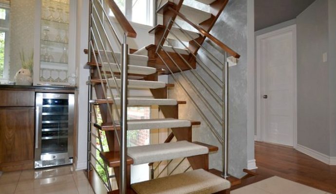 Descente d'escalier moderne avec un tapis en finition surjetée
