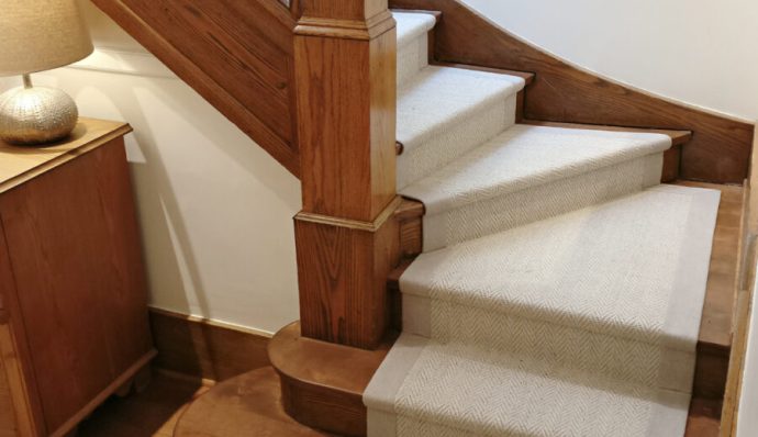 Tapis d'escalier gris réalisé sur mesure par Tapis André Viau