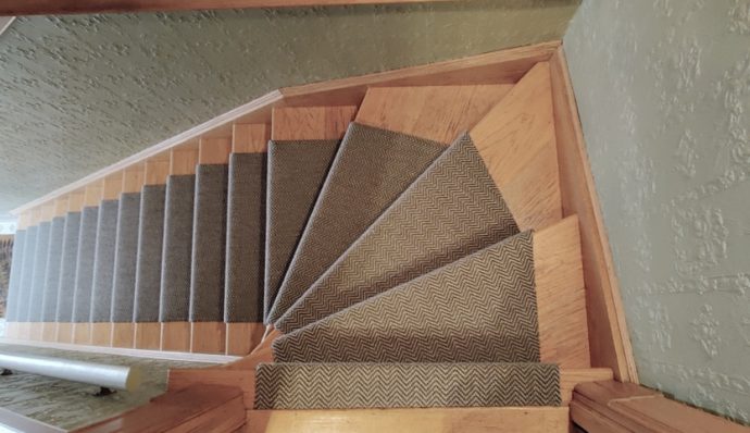 Chemin d'escalier sur mesure gris foncé sur un escalier en bois